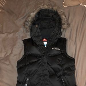 Columbia women’s fur hooded insulated vest size XS